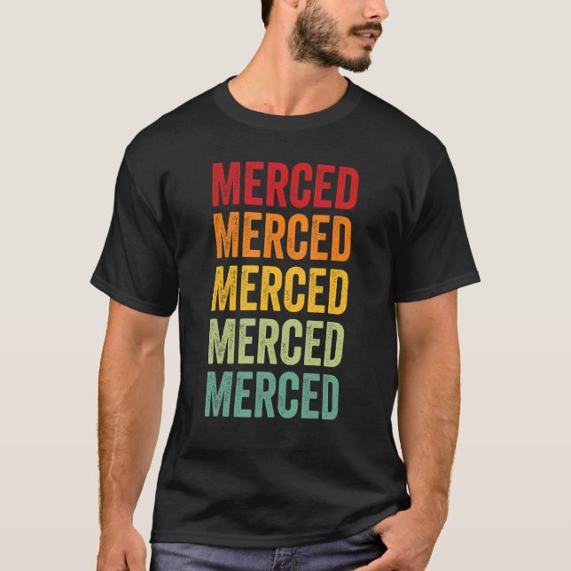 Camiseta Diseño de texto arcoiris del condado de Merced Cal (Anverso)