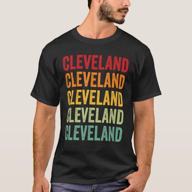Camiseta Diseño de texto arcoiris en el condado de Clevelan (Anverso)