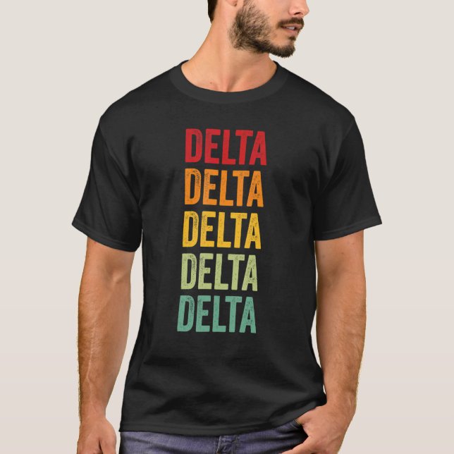 Camiseta Diseño de texto arcoíris en el condado de Delta (Anverso)