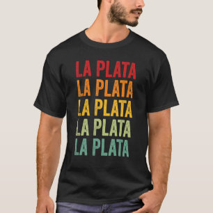 Camiseta Diseño de texto arcoiris en el condado de La Plata