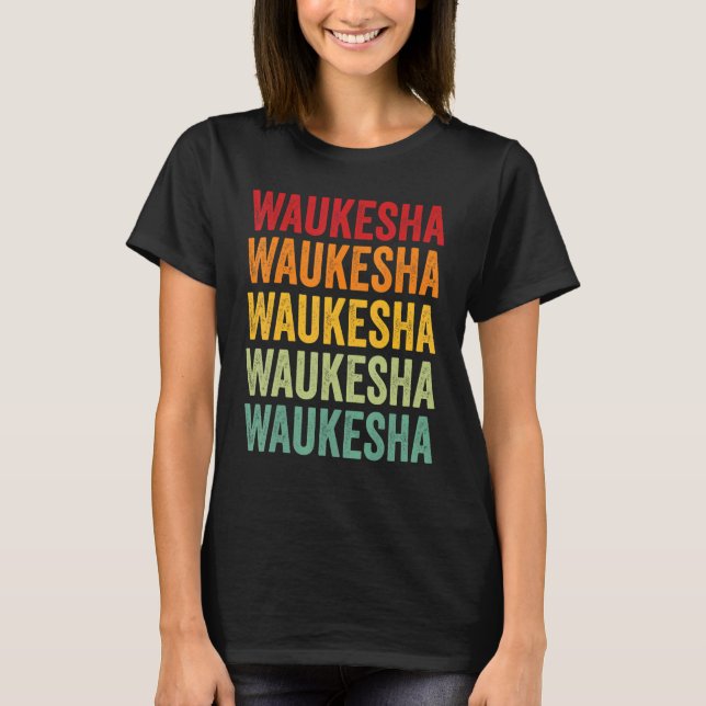 Camiseta Diseño de texto en arco iris del condado Waukesha  (Anverso)