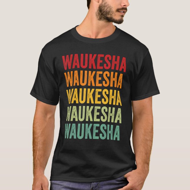 Camiseta Diseño de texto en arco iris del condado Waukesha  (Anverso)