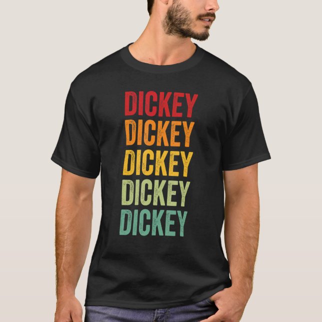 Camiseta Diseño de texto en arcoiris del condado de Dickey  (Anverso)