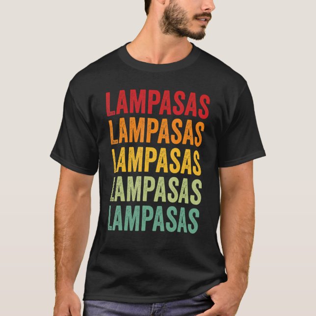 Camiseta Diseño de texto en arcoiris del condado de Lampasa (Anverso)