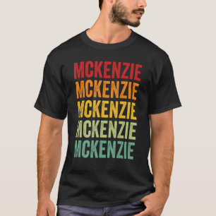Camiseta Diseño de texto en arcoiris del condado de McKenzi