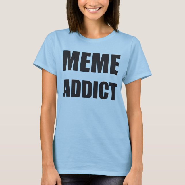 Camiseta Diseño de texto negro "Meme Addict" (Anverso)