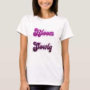 Camiseta Diseño de tipografía morada femenina Bloom Slowly 