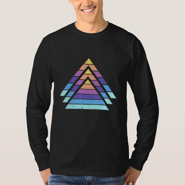 Camiseta Diseño egipcio de las pirámides de atardecer retro (Anverso)