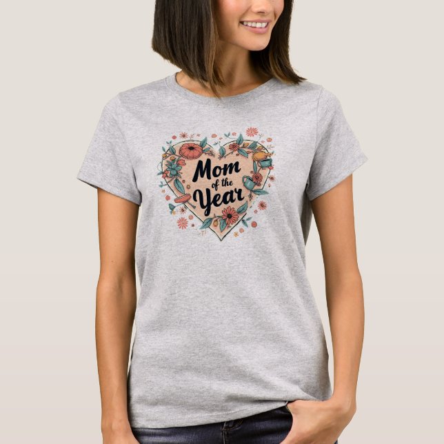 Camiseta Diseño floral del corazón de mamá del año (Anverso)