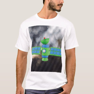 Camiseta Diseño moderno de ilustración de satélite.