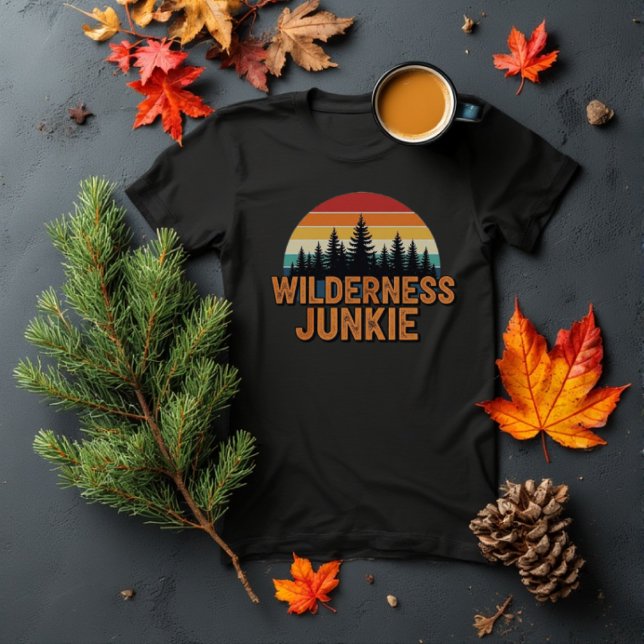 Camiseta Diseño retro de junkie salvaje (This design conveys a clear message of passion for the outdoors and nature. The phrase "Wilderness J)