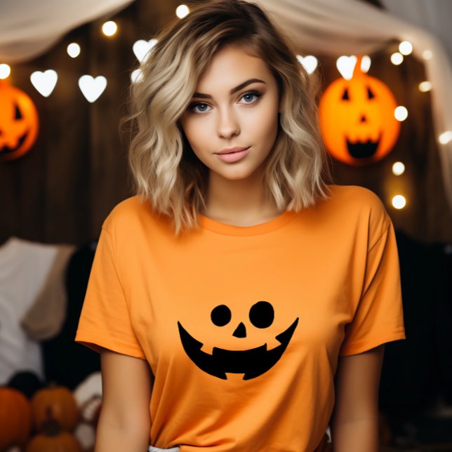 Camiseta Disfraz feliz de la cara de calabaza (This AI generative content style tee features a holiday effect.)