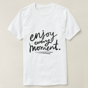 Camiseta Disfruta Cada Momento – Tipografía Inspiradora