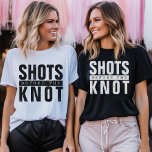 Camiseta Disparos antes de la fiesta de la soltera Knot<br><div class="desc">La despedida de soltera negra y morena blanca "tira delante del nudo". Personalice los colores. Coge uno para toda la fiesta de novias y la novia.</div>