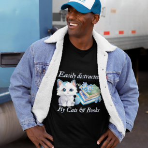 Camiseta Distracción fácil por arte de gatos y libros
