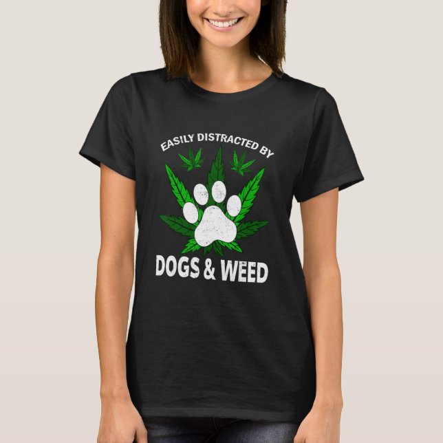 Camiseta Distracción Fácil Por Los Perros Weed Dog Puppies  (Anverso)