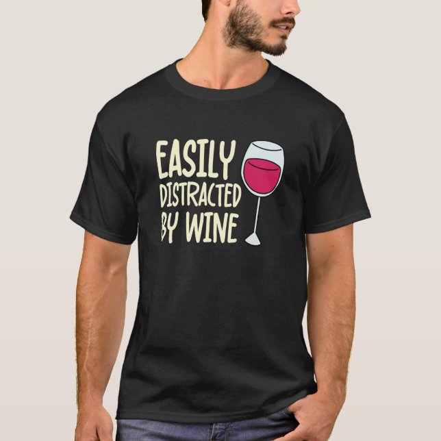 Camiseta Distracted By Wine Drinking Drinker Sayings Graphi (Anverso)