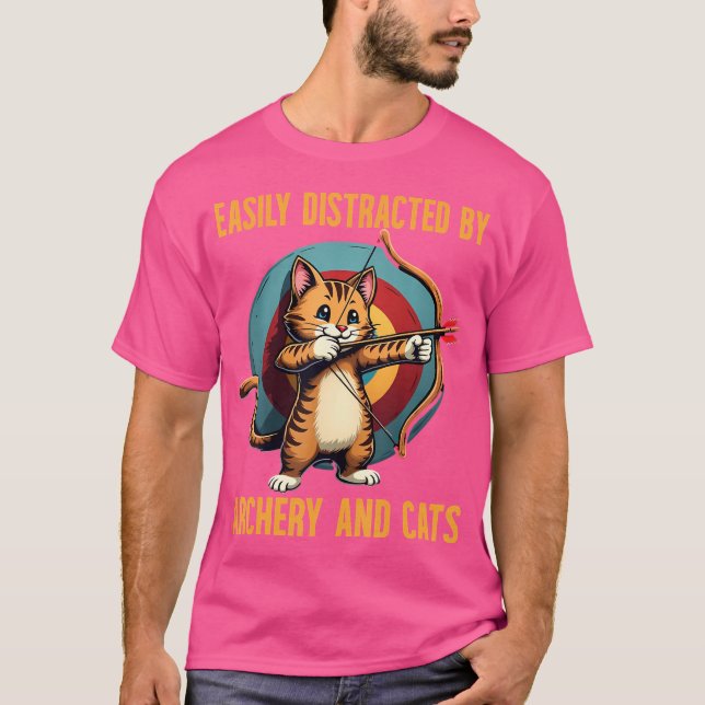 Camiseta Distrado Fácilmente Por Arquero Y Gatos Graciosos  (Anverso)
