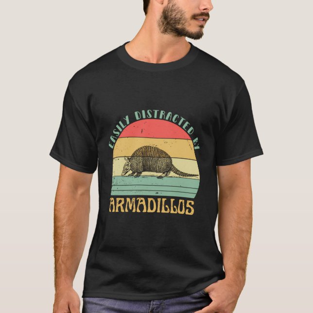 Camiseta Distraído Fácilmente Por Armadilos Retro Funny Arm (Anverso)