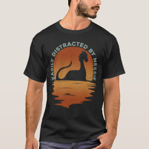Camiseta Distraído Fácilmente Por Nessie - Nessie Loch Ne