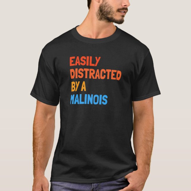 Camiseta Distraído Fácilmente Por Un Malinois Belga Malinoi (Anverso)
