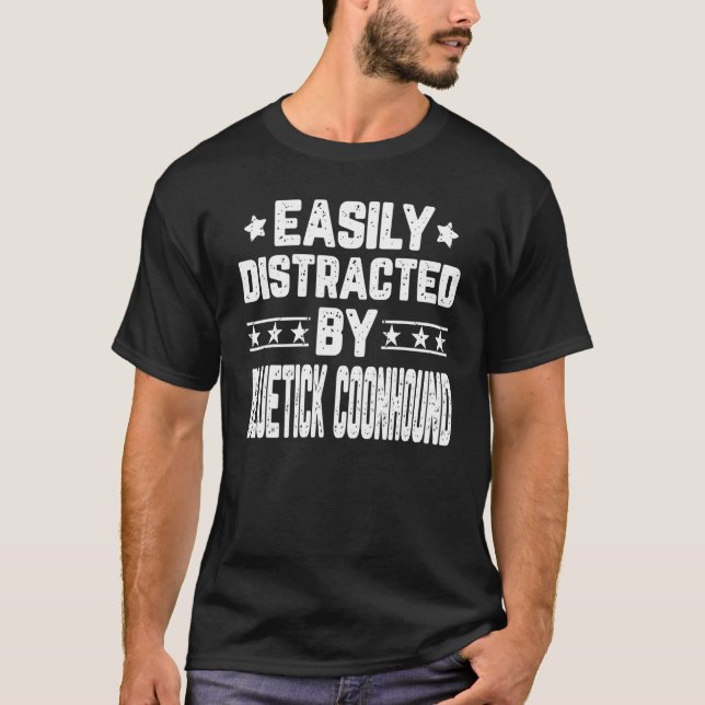 Camiseta Distraído Fácilmente Por Un Perro Coonhound De Blu (Anverso)