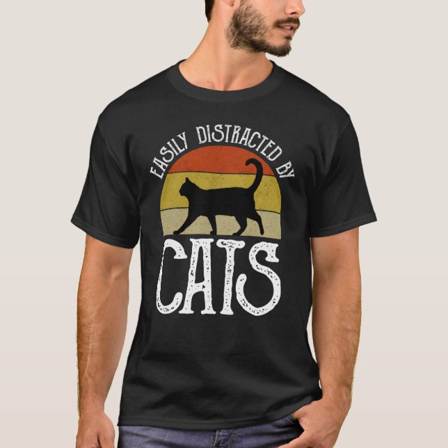 Camiseta Distraídos Fácilmente Por Los Gatos (Anverso)