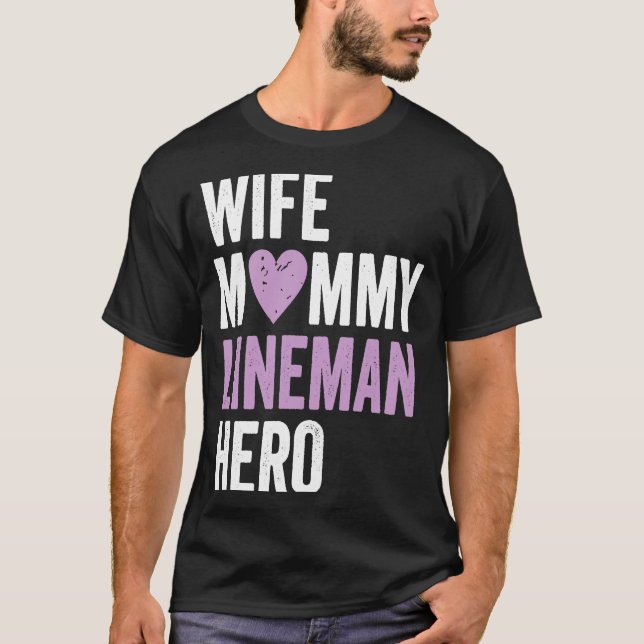 Camiseta Distressed Lineman  Wife Mommy Lineman Hero (Anverso)