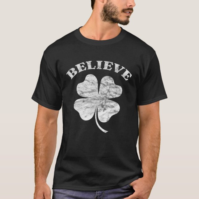 Camiseta Distressed Shamrock Irish Four Leaf Clove Believe (Anverso)