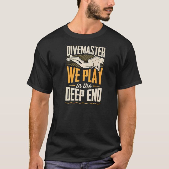 Camiseta Divemaster Que Jugamos En El Final Profundo Scuba  (Anverso)