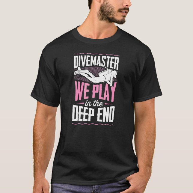 Camiseta Divemaster Que Jugamos En El Final Profundo Scuba  (Anverso)