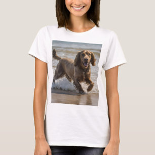 Camiseta "Diversión costera: Cocker Spaniel juega en el océ