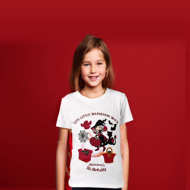 Camiseta Diversión de cumpleaños de la pequeña avispada Wit (Cute Little Wandering Witch Halloween Birthday Fun T-Shirt)