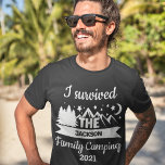 Camiseta Diversión de que sobreviví al campamento familiar<br><div class="desc">Crea una camiseta personalizado única para tu próxima reunión familiar. Esta divertida camiseta de camping familiar incluye la frase "Sobreviví a la familia acampando" con letras blancas con un ilustracion de silueta de montañas y pinos con luna y estrellas; personalizable fácil añadiendo el nombre de tu familia y el texto...</div>