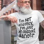 Camiseta Diversión divertida, bailarina abstracta no torpe<br><div class="desc">¿Buscando una camiseta única y divertida que capte perfectamente tu personalidad? No hay más que mirar esta camisa con letras originales de la mano en negro con la ingeniosa frase "No soy torpe, solo soy un bailarín abstracto", esta impresión seguramente agregará un toque de humor y capricho a cualquiera que...</div>