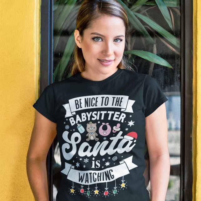 Camiseta Diversión Sé amable con la niñera que Santa está m (Subido por el creador)