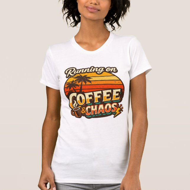 Camiseta divertida con la frase Corriendo con Café (Anverso)