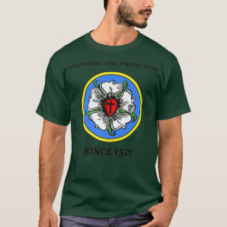 Camiseta Divertida cultura retro luterana frente a iglesia