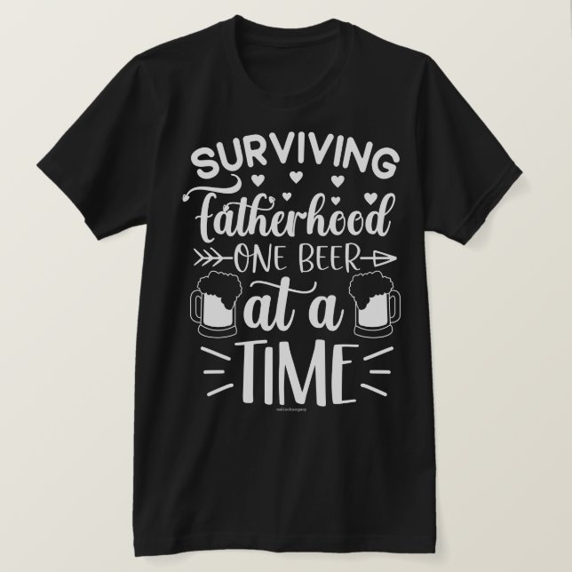 Camiseta divertida de papá - Sobreviviendo a la pa (Anverso del diseño)