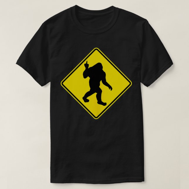 Camiseta divertida escotilla de pepino bigfoot cruzando el  (Diseño del anverso)