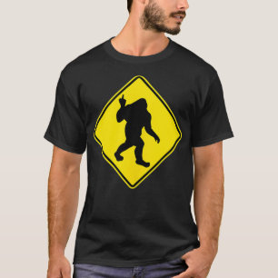 Camiseta divertida escotilla de pepino bigfoot cruzando el