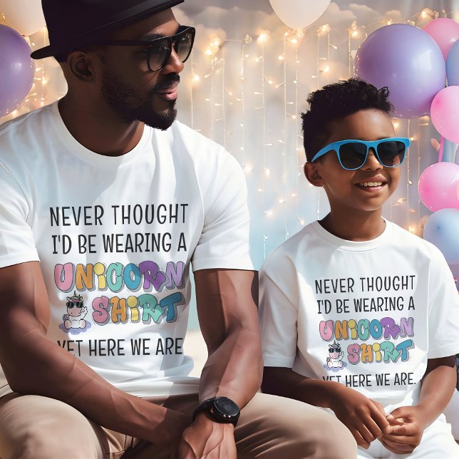 Camiseta Divertida fiesta de cumpleaños de unicornio que co (Never thought I'd be wearing a unicorn shirt yet here we are funny brother mens birthday t-shirt)