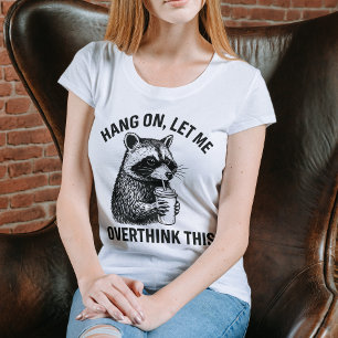 Camiseta Divertida Mapache Cuelga Déjame Pensar Es