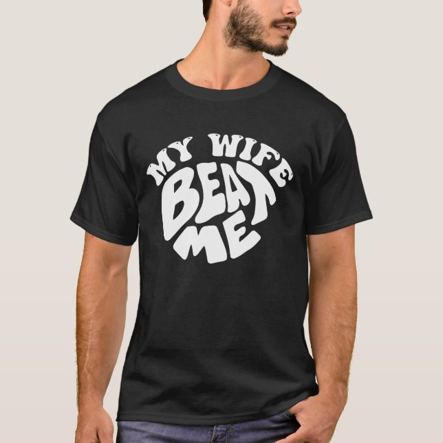 Camiseta Divertida "Mi Esposa Me Pega" - Chiste de (Anverso)