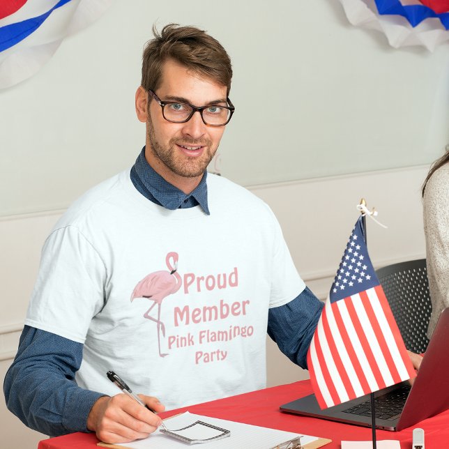 Camiseta Divertida parodia política Fiesta de flamenco rosa (male model wearing a proud member pink flamingo party political elections parody tee)