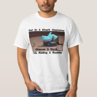 CAMISETA DIVERTIDA SHARK-CAT QUE PERSIGUE EL PATO