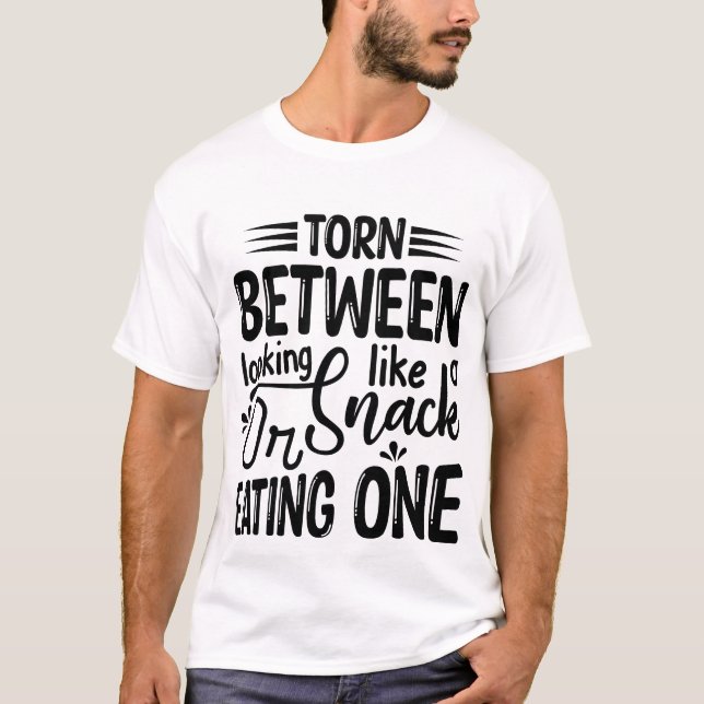 Camiseta Divertida Torn Between Looking Like A Sna (Anverso)