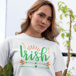 Camiseta Divertidas mujeres del Orgullo Irlandés<br><div class="desc">Camiseta divertida para mostrar tu orgullo irlandés con "irlandés" en un elegante guión verde y naranjas y corazones verdes y florecientes.</div>