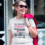 Camiseta Divertido 60 de irse a por dulce dieciséis Persona<br><div class="desc">Eres tan joven como te sientes y este divertido diseño muestra que la edad no tiene límites con el divertido motivo del corazón de la tipografía estrafalaria 60 que va Sobre dulce Dieciséis en negro y rosa con un lindo personalizado de vaca bailando y motivos florales y mariposas, </div>