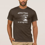 Camiseta Divertido Adulto 18th Birthday Gift idea Adulting<br><div class="desc">¿Estás luchando por encontrar el regalo perfecto para tu amigo o el cumpleaños 18 de tu ser querido? No hay más que fijarse en el hilarante diseño "Adulting in progress". Este diseño gracioso es perfecto para cualquiera que esté empezando su viaje a la edad adulta. Ya sea que se vayan...</div>